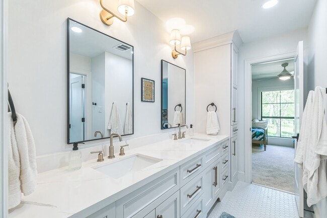 Building Photo - 4810 Middle Falls Dr