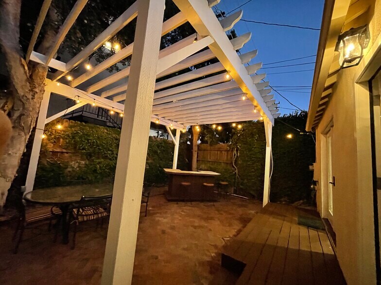 Building Photo - 728 Westbourne Dr