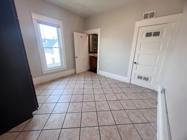 Building Photo - Two Bedroom Apartment! Three Blocks from Michigan Ave (Medical Mile)