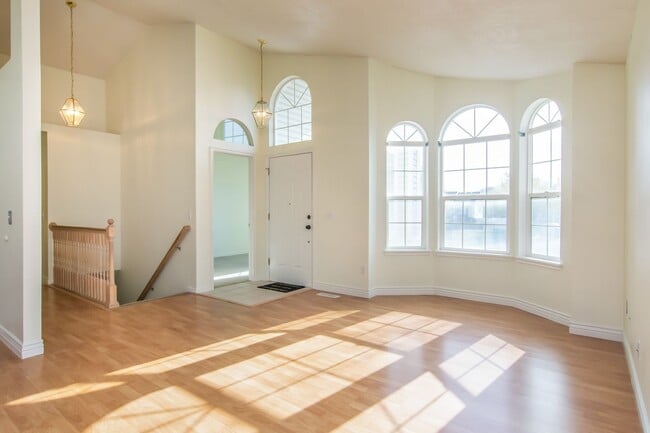 Building Photo - 5 Bedroom Home in Herriman; 2700 sq ft; Open Floor Plan