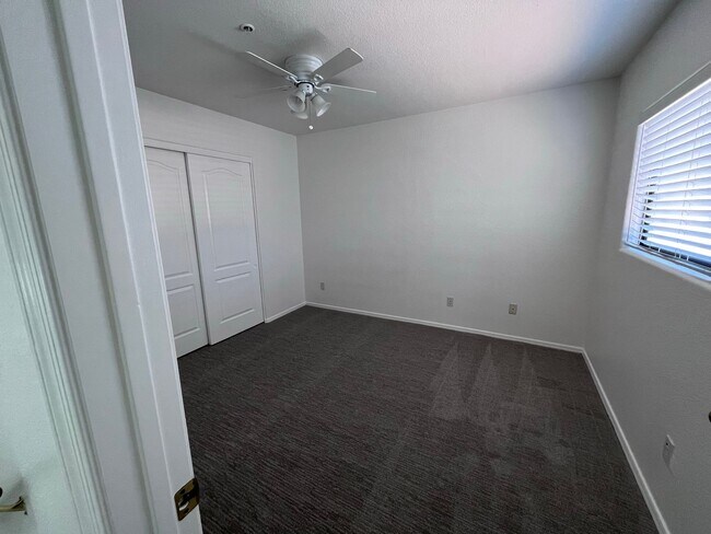 Building Photo - COMING SOON! 3 bed 3 bath Town house with ...