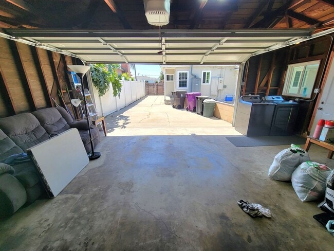 Building Photo - Great Single Family Home in West Long Beach