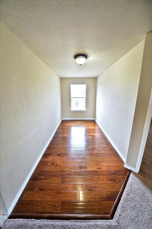 Building Photo - Gorgeous 5-Bedroom, 3.5-Bathroom Home Near...