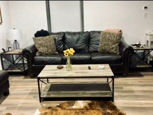 Building Photo - 373 Saddle Surrey Rd