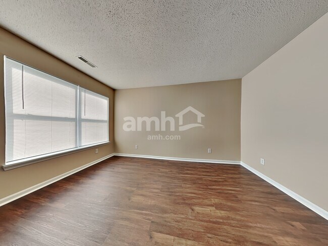 Building Photo - 1439 Round Lake Rd