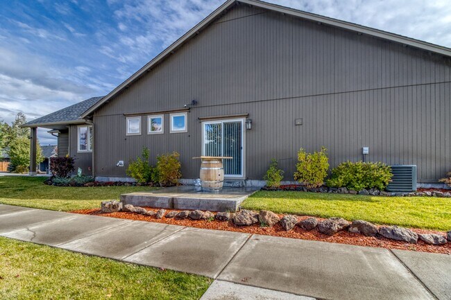 Building Photo - Furnished home in Bend, OR