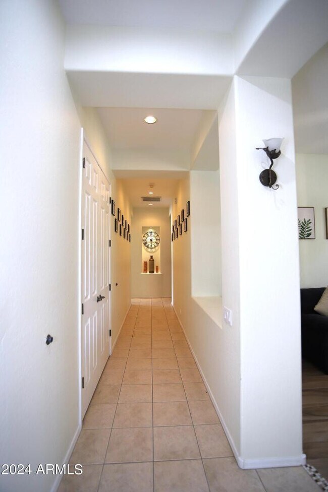 Building Photo - 2006 E San Carlos Pl