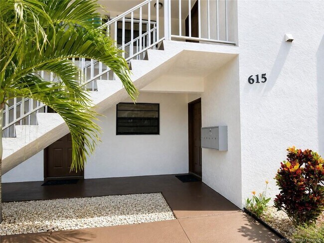 Building Photo - 615 NW Oleander St
