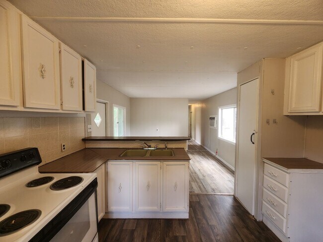 Building Photo - FRESHLY PAINTED AND NEW FLOORING! 2 Bed 1 Bath With Screened Porch