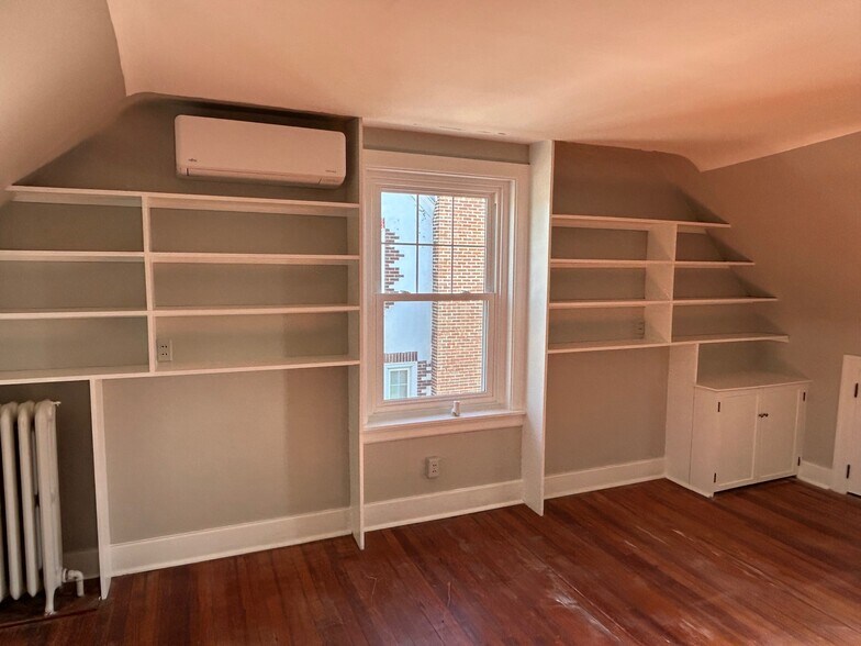 Attic room - 1407 Delaware Ave