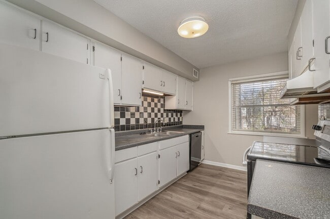 Building Photo - MOVE-IN READY!