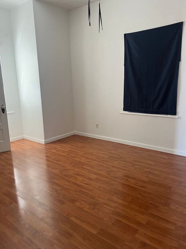 Building Photo - Beautiful 2 bedroom home with large detatched garage