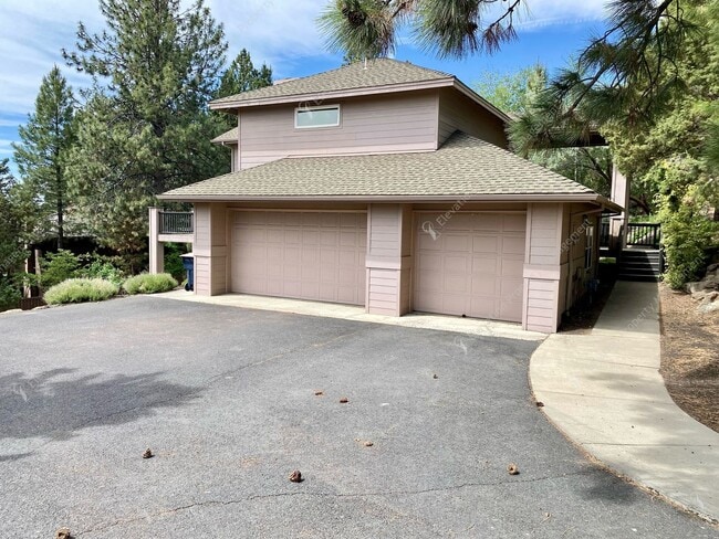 Building Photo - Elegant Awbrey Butte Home | Unfurnished | ...
