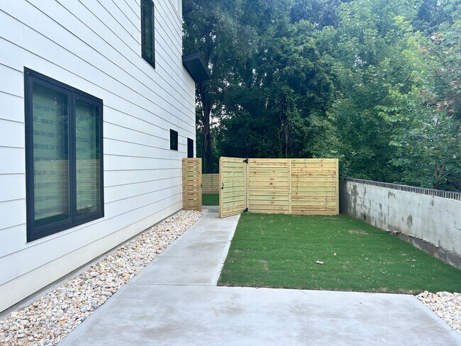 Building Photo - **OFFERING 50% OFF FIRST MONTH'S RENT** Br...