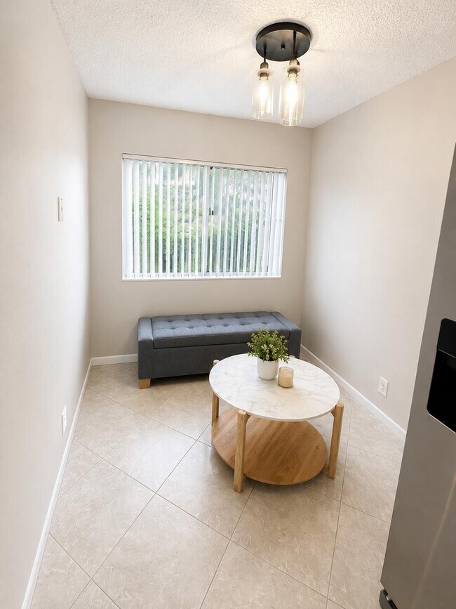Building Photo - 4086 Palm Forest Dr S