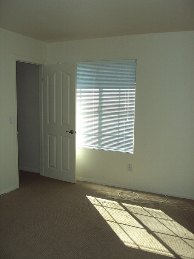 Building Photo - Stylish 2-Bedroom Condo in Sought-After Ca...