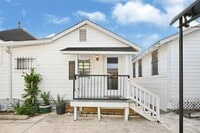 Building Photo - 305 N Live Oak St