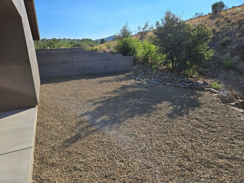 Building Photo - 1812 N Rose Quartz Dr