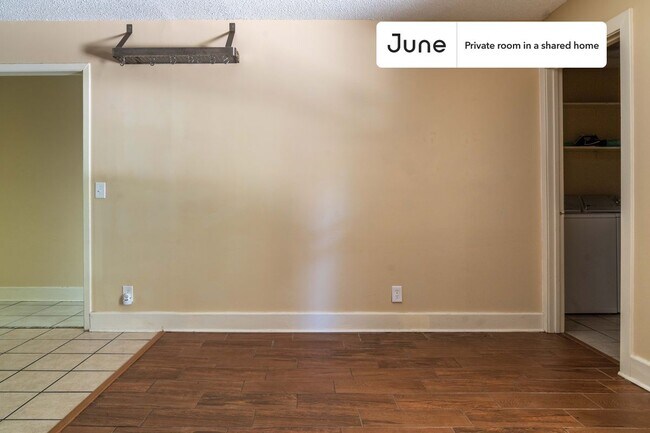 Building Photo - Room in Shared 3 bed/2 bath home