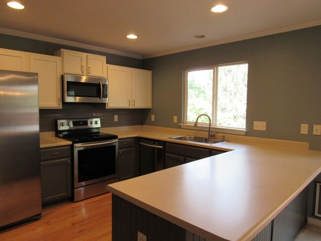 Building Photo - Bright and well maintained 4 bed, 3 bath h...