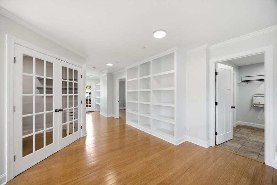 Building Photo - 1 Fairhills Dr