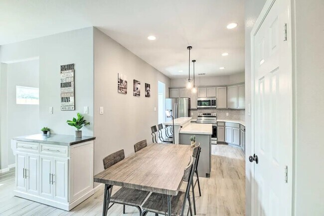 Building Photo - 4909 Sunflower St