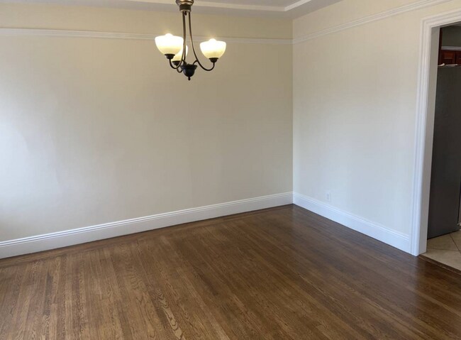 Building Photo - Top Floor Remodeled 2BD/1BA Flat Available Now!