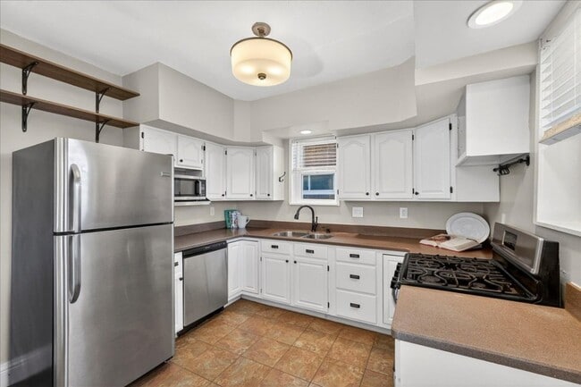 Building Photo - 1420 Bredell Ave