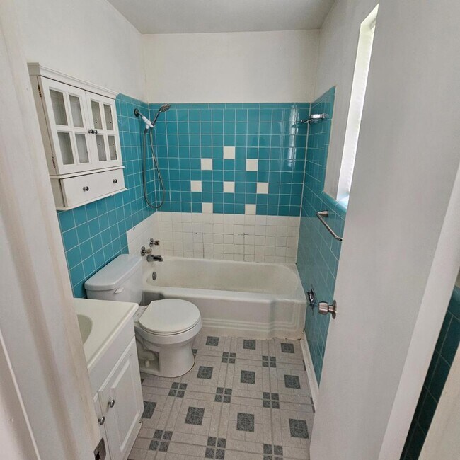 Building Photo - 4006 Hooper Dr