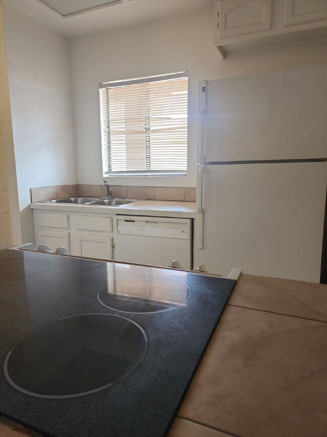 Building Photo - "Charming 2-Bed/1-bath in Phoenix with Cozy 704 Sq Ft Layout – Your Perfect Retreat in Phoenix!" ...