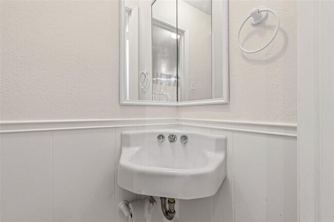 Building Photo - 2800 Westhill Dr