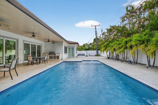 Building Photo - 711 NE 6th St