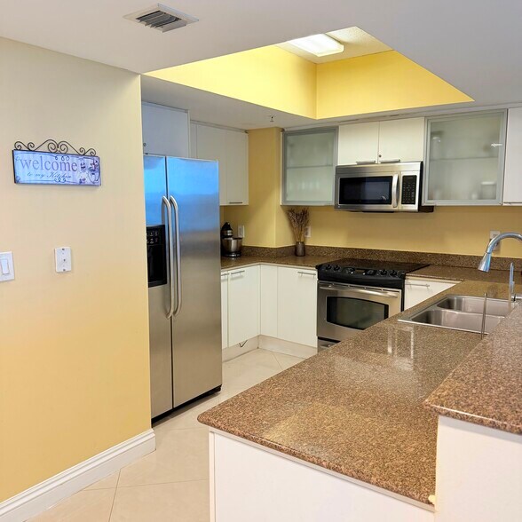 Building Photo - 16699 Collins Ave