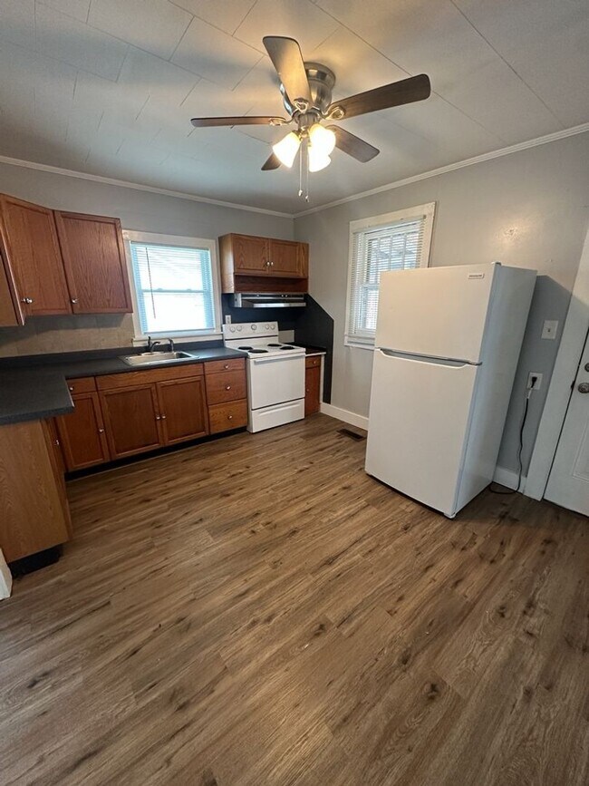 Building Photo - Fenced Yard! 2 Bedroom 1 Bathroom | Pet Friendly!