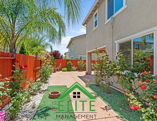 Building Photo - **Modern single-family residence in the hi...