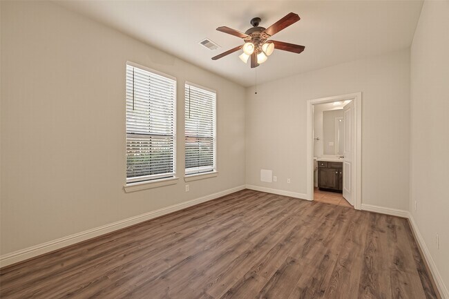 Building Photo - 5211 Eigel St