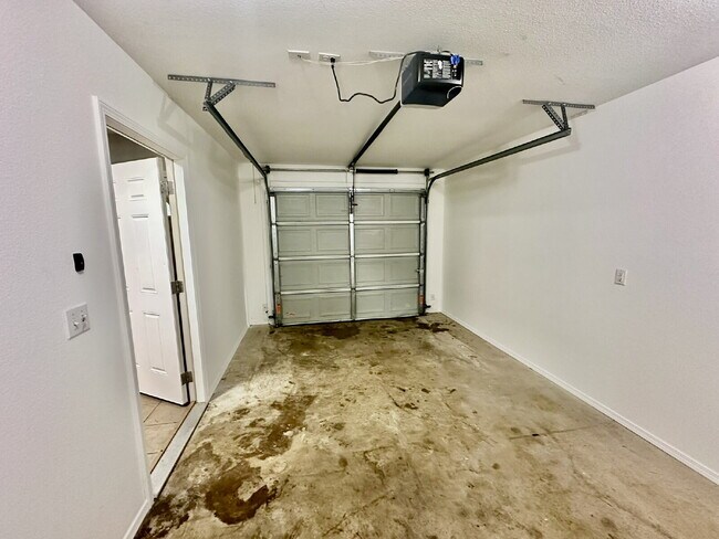 Building Photo - 1460 W Jct St