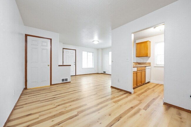 Building Photo - 1 Bed / 1 Bath Apartment – Updated Flooring – Convenient NE Portland Location