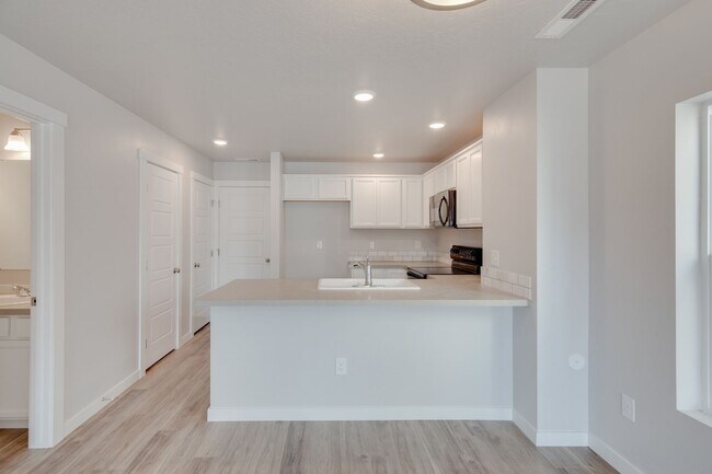 Building Photo - Beautiful, Modern 2 Bedroom Cottage Availa...