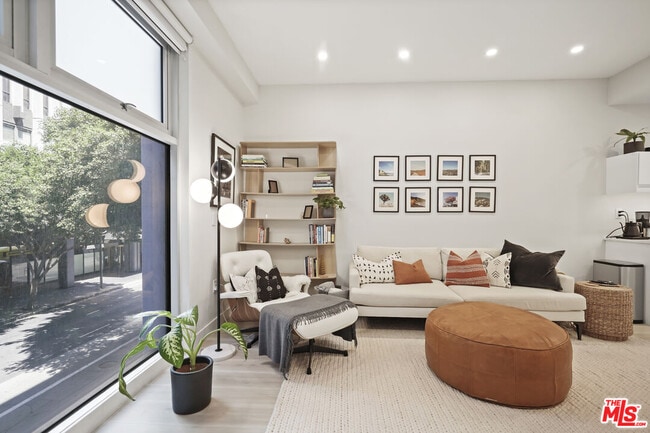 Building Photo - 630 W 6th St