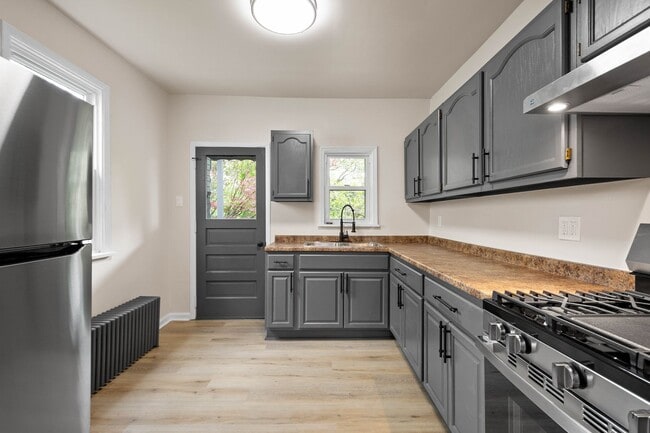 Primary Photo - Stunning 2 Bedroom home in McKees Rocks Av...