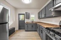 Building Photo - Stunning 2 Bedroom home in McKees Rocks available July 1!