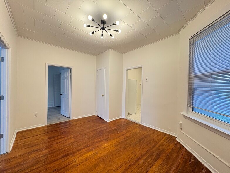 137 W 54th St #3 - 136 W 54th St