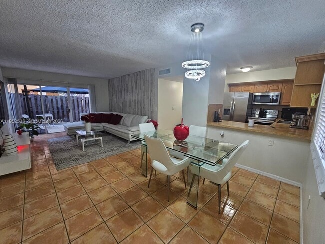 Building Photo - 6235 SW Kendale Lakes Cir