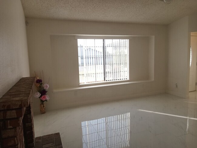 Building Photo - Stylish and Pet-Friendly 3-Bedroom Home in...