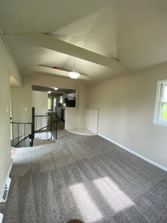 Building Photo - Updated 3 Bedroom 2.5 Bathrooms