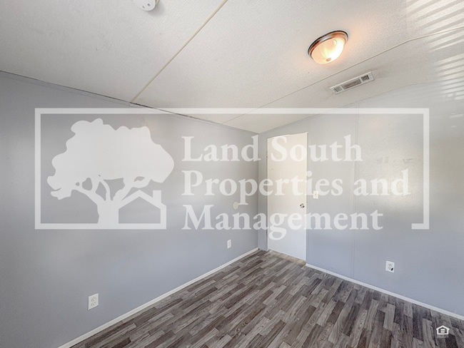 Building Photo - 425 Longfellow Blvd