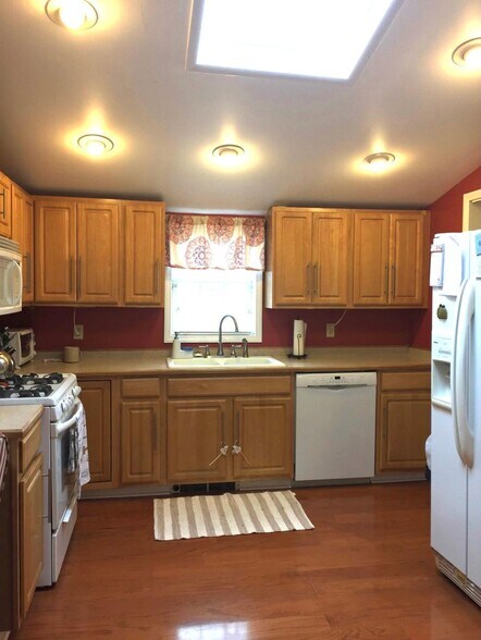 Gas stove, dishwasher, microwave, refrigerator - 1153 Vine St