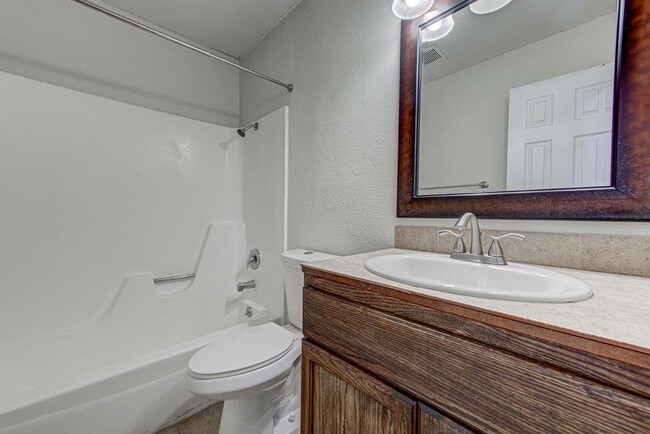 Building Photo - 1711 Cricket Hollow Dr
