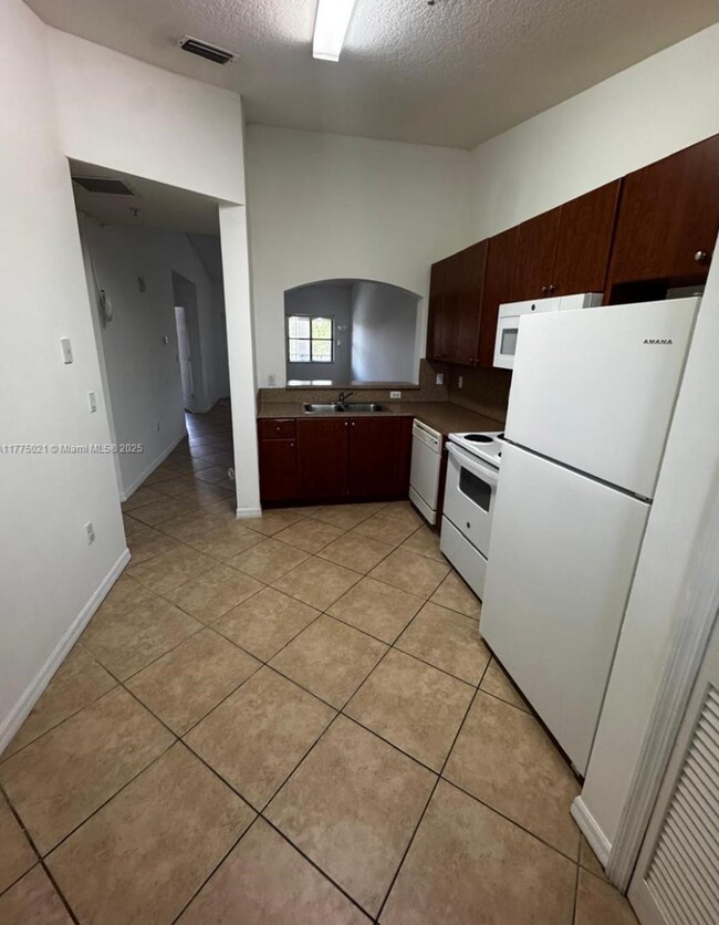 Building Photo - Beautiful 2/2 apartment